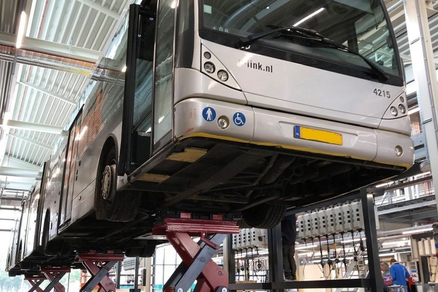 Mobile column lifts and platform lifts Mobile column lifts and platform lifts