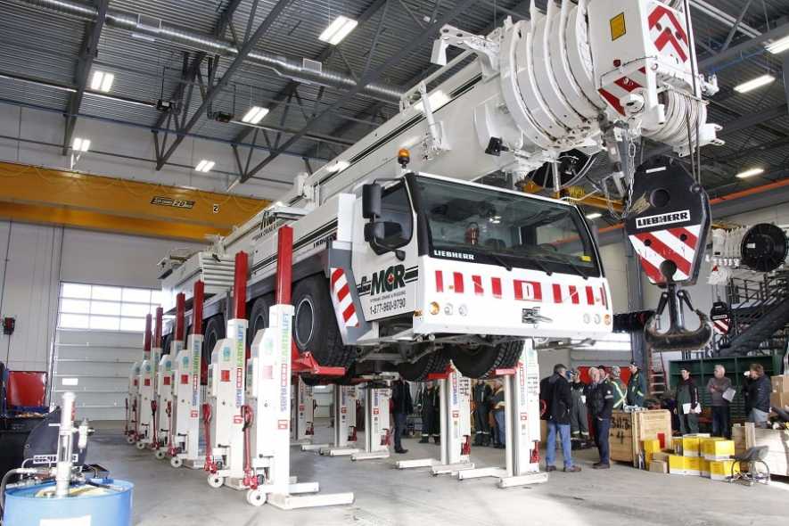 Lifting a mobile crane with mobile column lifts